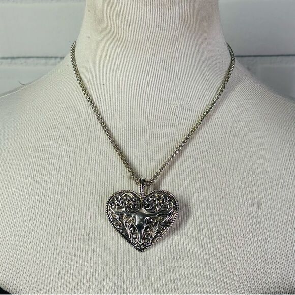 10/$25🦋 Western Charm Silvertone Heart Shaped Steer Head Charm Necklace - Picture 1 of 10